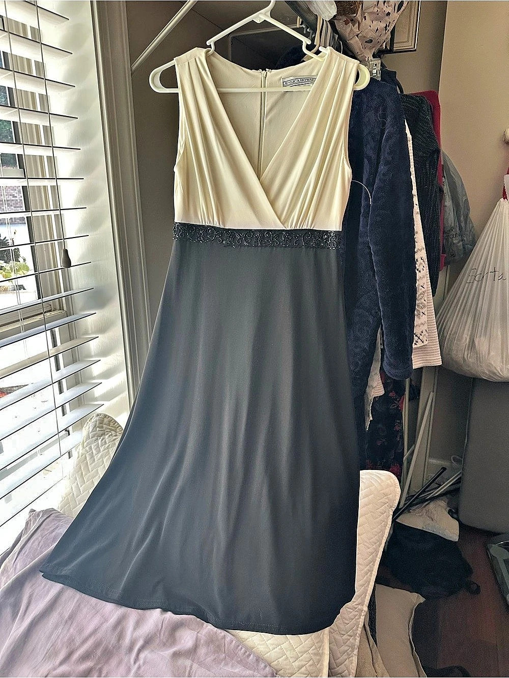 Jessica Howard sophisticated evening cocktail dress in Black & Cream